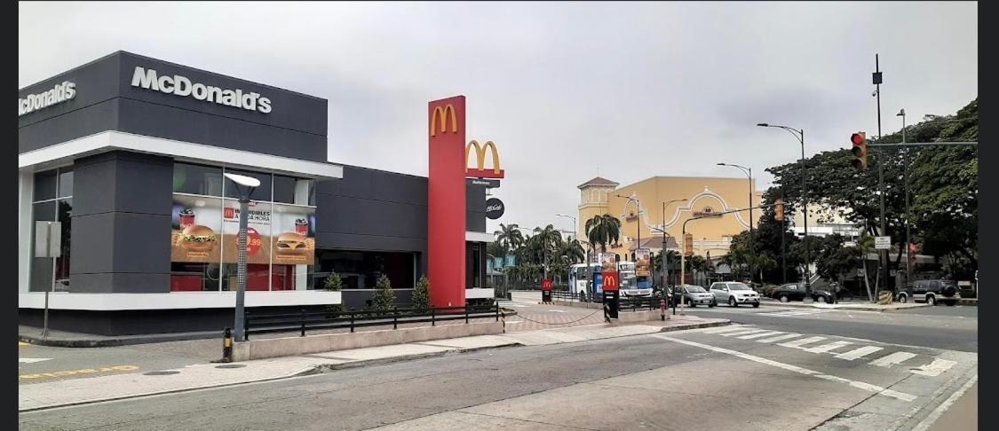 Mega Suite Junto Al San Marino Shopping Гуаякиль Экстерьер фото
